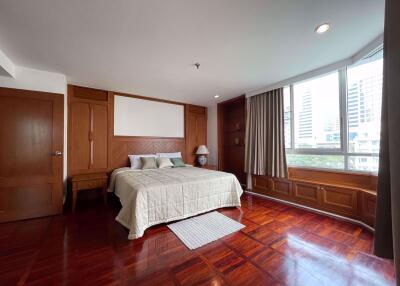 3 bed Condo in Suan Phinit Place Sathon District C014989