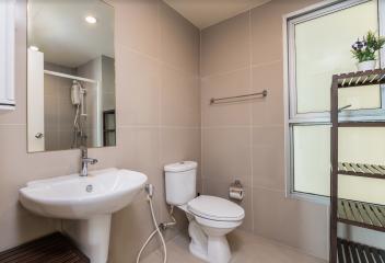 2 ห้องนอน, 2 ห้องน้ำ คอนโด ราคา ฿ 25,500/เดือน