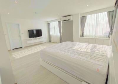 2 bed Condo in Silom Condominuim Bang Rak District C014960