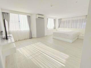 2 bed Condo in Silom Condominuim Bang Rak District C014960