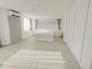 2 bed Condo in Silom Condominuim Bang Rak District C014960