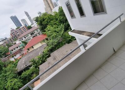 3 bedrooms 2 bathrooms size 165 sqm. Sriwattana Apartment for Rent 50000THB