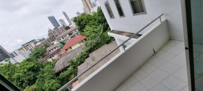 3 bedrooms 2 bathrooms size 165 sqm. Sriwattana Apartment for Rent 50000THB