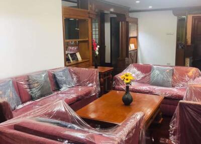 3 bed Condo in Rishi Court Khlong Toei Nuea Sub District C014916