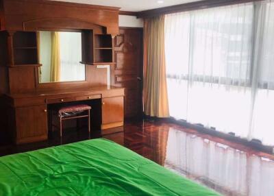 3 bed Condo in Rishi Court Khlong Toei Nuea Sub District C014916