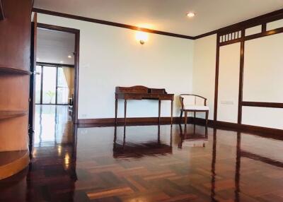 3 bed Condo in GM Mansion Khlongtan Sub District C014895