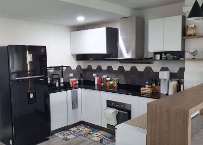 2 bed Condo in Royal Nine Residence Huai Khwang District C014846