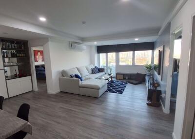 2 bed Condo in Royal Nine Residence Huai Khwang District C014846