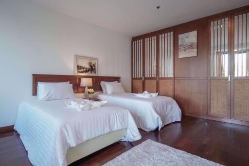 4 bed Condo in Baan Suan Chan Sathon District C014820
