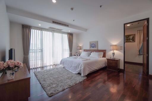 4 bed Condo in Baan Suan Chan Sathon District C014820