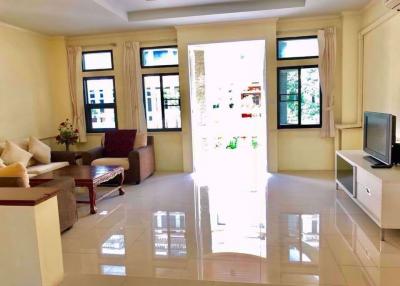 3 bed House in Moo Baan Chicha Castle Khlong Toei Nuea Sub District H014653
