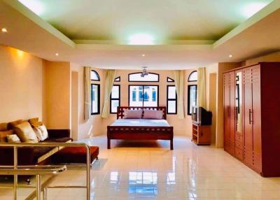 4 bed House in Moo Baan Chicha Castle Khlong Toei Nuea Sub District H014652
