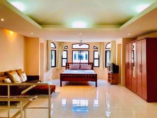 4 bed House in Moo Baan Chicha Castle Khlong Toei Nuea Sub District H014652