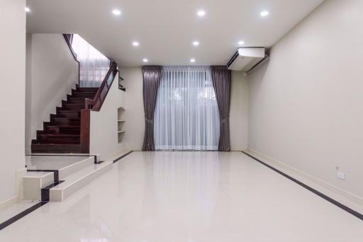 6 bed House Khlong Tan Nuea Sub District H014608