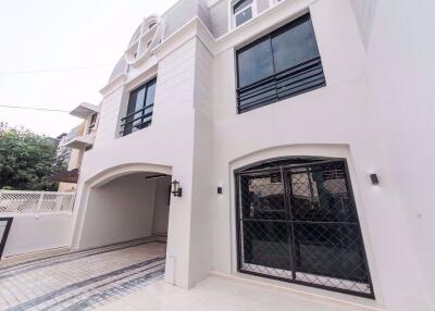 6 bed House Khlong Tan Nuea Sub District H014608