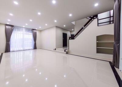 6 bed House Khlong Tan Nuea Sub District H014608