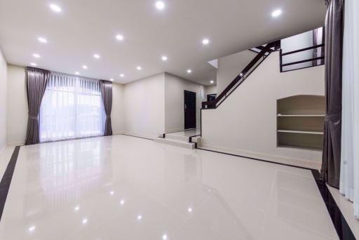 6 bed House Khlong Tan Nuea Sub District H014608