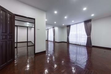 6 bed House Khlong Tan Nuea Sub District H014608