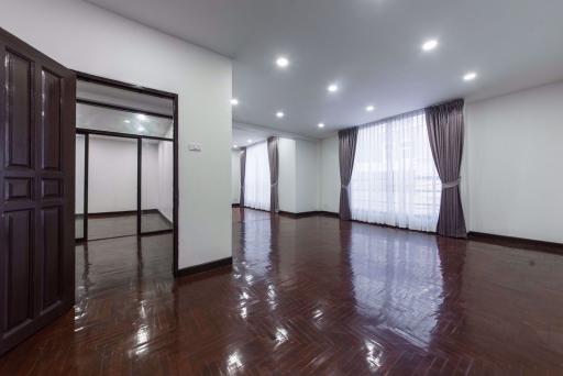 6 bed House Khlong Tan Nuea Sub District H014608