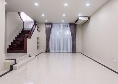 6 bed House Khlong Tan Nuea Sub District H014608