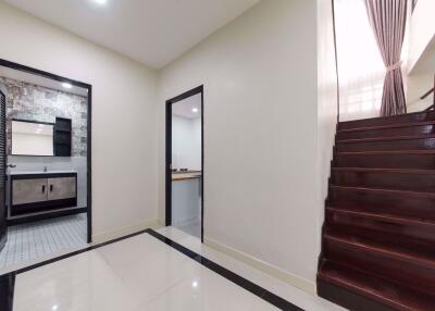 6 bed House Khlong Tan Nuea Sub District H014608