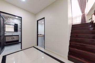 6 bed House Khlong Tan Nuea Sub District H014608