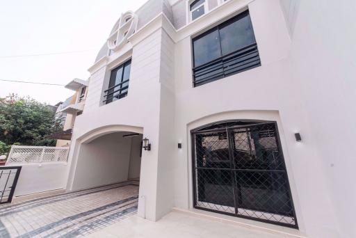 6 bed House Khlong Tan Nuea Sub District H014608