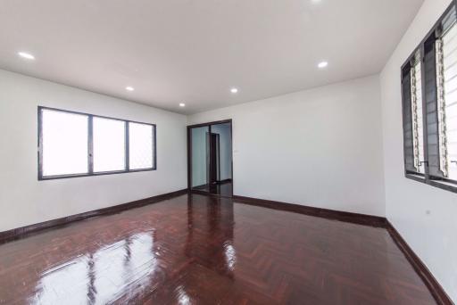 6 bed House Khlong Tan Nuea Sub District H014608