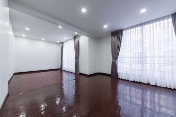 6 bed House Khlong Tan Nuea Sub District H014608