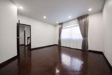 6 bed House Khlong Tan Nuea Sub District H014608