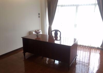 4 bed Condo in Aramvej Apartment Khlong Tan Nuea Sub District C014602