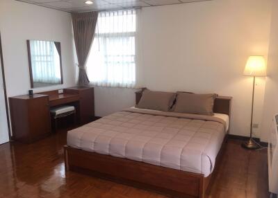 4 bed Condo in Aramvej Apartment Khlong Tan Nuea Sub District C014602