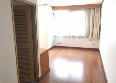 3 bed Condo in Charoenjai Place Khlong Tan Nuea Sub District C014601