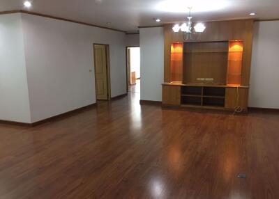 3 bed Condo in Charoenjai Place Khlong Tan Nuea Sub District C014601