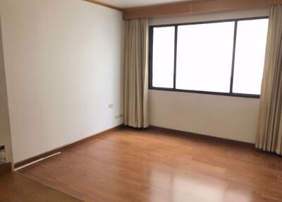 3 bed Condo in Charoenjai Place Khlong Tan Nuea Sub District C014601