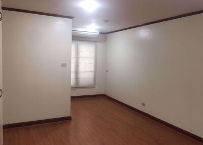 3 bed Condo in Aree Place Sukhumvit 26 Khlongtan Sub District C014598