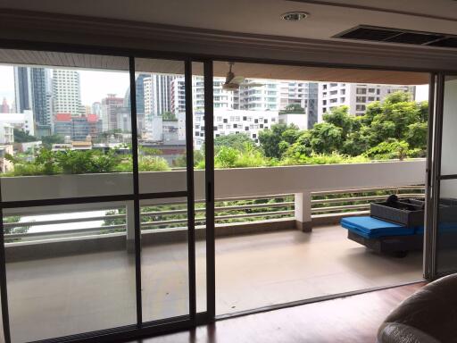 3 bed Condo in Jaspal Residential 1 Khlong Toei Nuea Sub District C014597