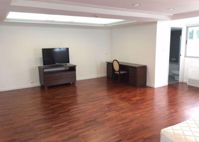 3 bed Condo in Jaspal Residential 1 Khlong Toei Nuea Sub District C014597