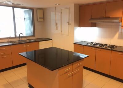 3 bed Condo in Jaspal Residential 1 Khlong Toei Nuea Sub District C014597