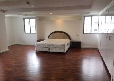 3 bed Condo in Jaspal Residential 1 Khlong Toei Nuea Sub District C014597