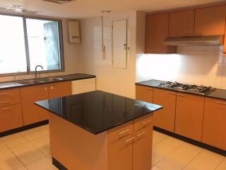 3 bed Condo in Jaspal Residential 1 Khlong Toei Nuea Sub District C014597