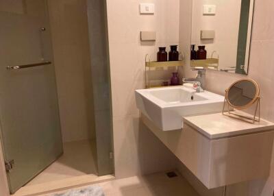 1 bed Condo in Le Luk Phrakhanongnuea Sub District C014573