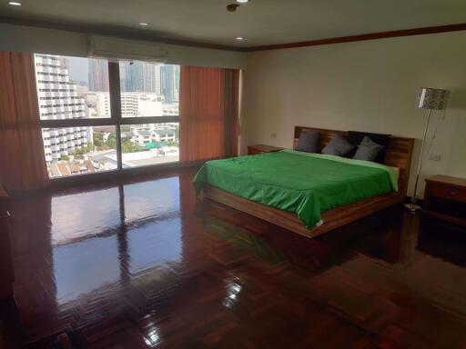 3 bed Condo in Rishi Court Khlong Toei Nuea Sub District C014552