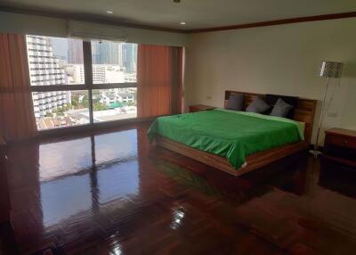 3 bed Condo in Rishi Court Khlong Toei Nuea Sub District C014552