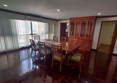 3 bed Condo in Rishi Court Khlong Toei Nuea Sub District C014552