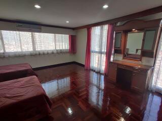 3 bed Condo in Rishi Court Khlong Toei Nuea Sub District C014552