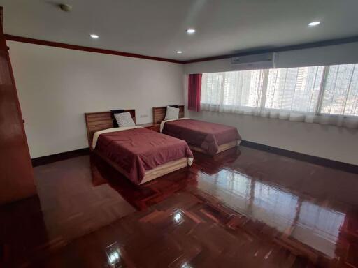 3 bed Condo in Rishi Court Khlong Toei Nuea Sub District C014552