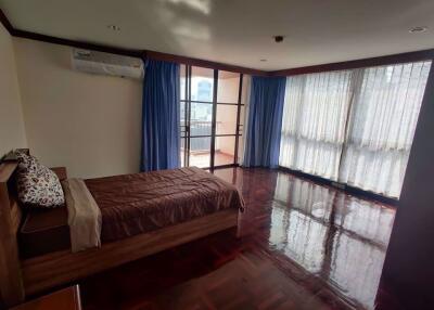 3 bed Condo in Rishi Court Khlong Toei Nuea Sub District C014552