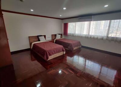 3 bed Condo in Rishi Court Khlong Toei Nuea Sub District C014552