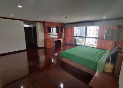 3 bed Condo in Rishi Court Khlong Toei Nuea Sub District C014552